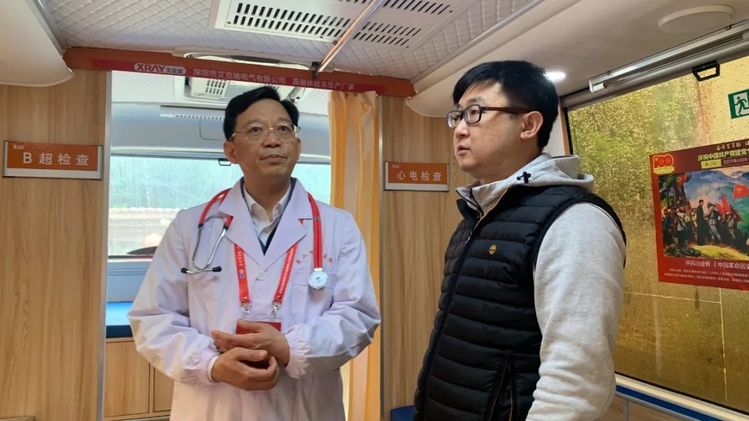 中華醫學(xué)會(huì )主任委員郭清與艾克瑞副總史臣    深入交流移動(dòng)醫療車(chē)的應用及優(yōu)勢
